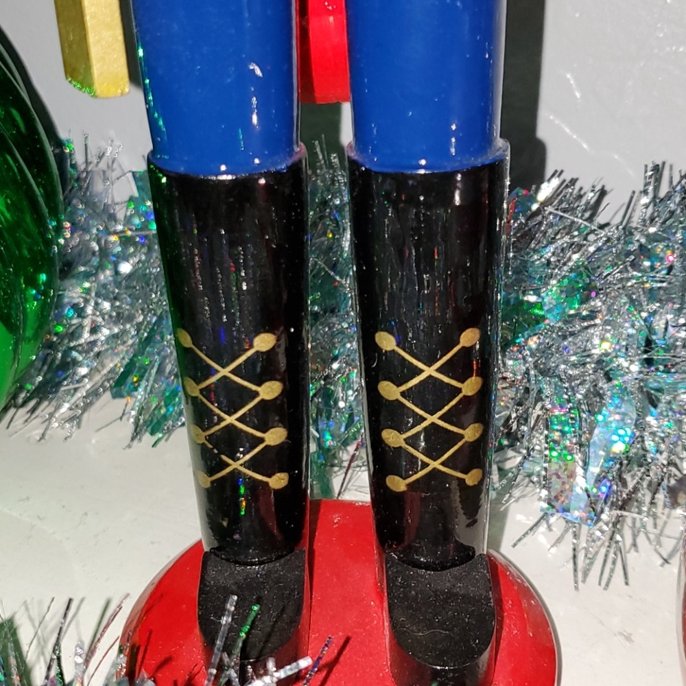 Nutcracker with Rifle - Picture 3 of 5